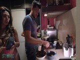 MY FRIENDS EAT THEIR PUSSY WHILE IM COOKING! FOOT FETISH - SQUIRT 