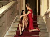 Down the palace stairs,there is such a pretty girl, lon la