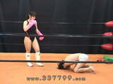 Japanese mistress is Kick the crotch of slave