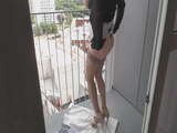 exhibe au balcon